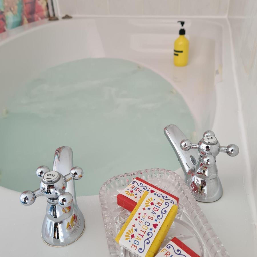 Frida'S Cottage Whitby Ngoại thất bức ảnh